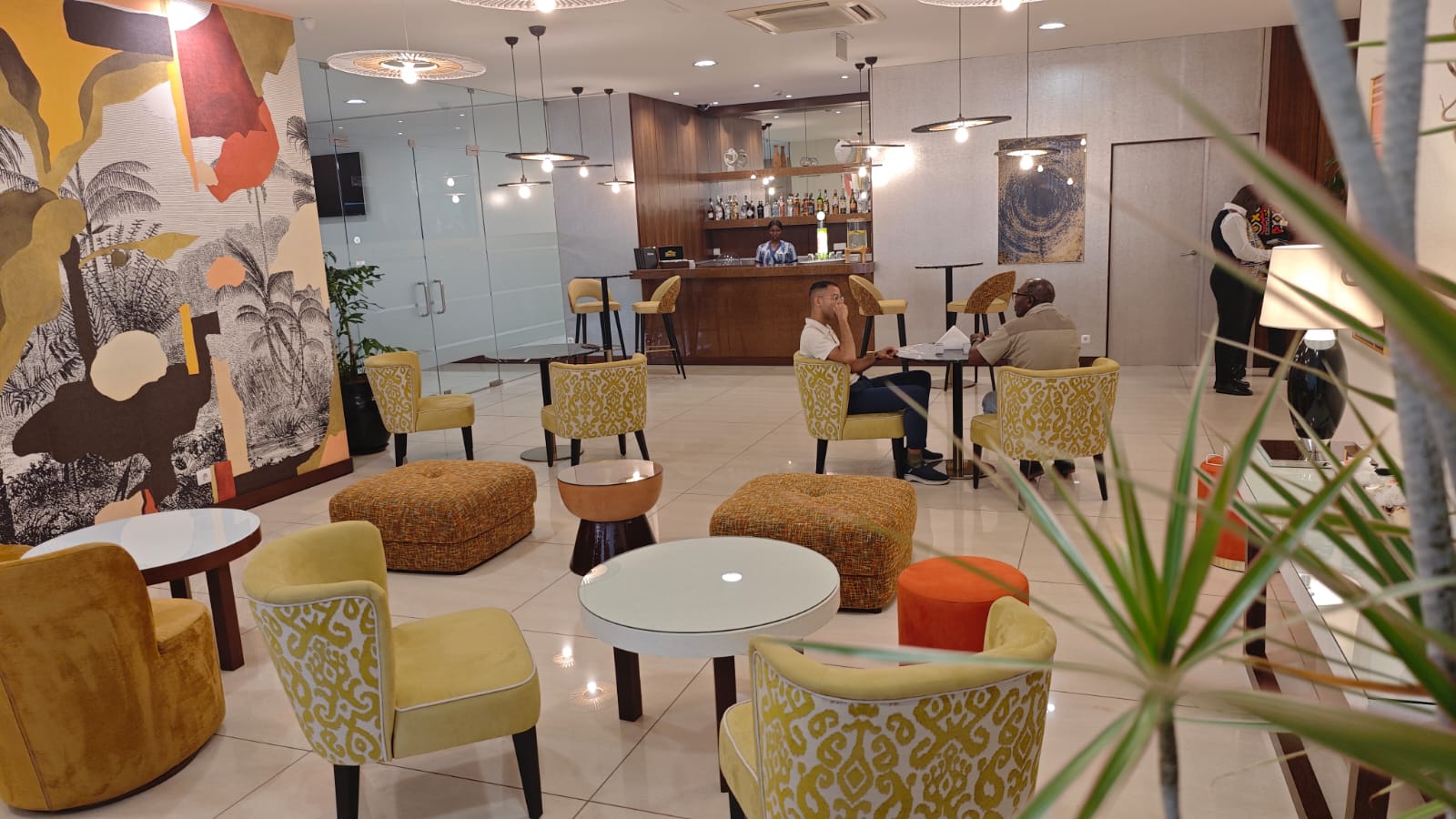 Bar e zona de estar do Skyna Hotel Luanda